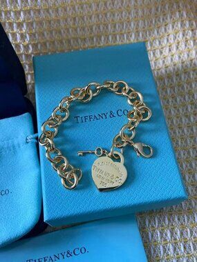 Tiffany & Co Gold Heart Key Bracelet – 18K, Polished & Stylish
